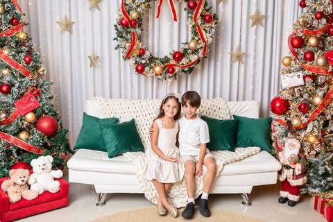 A cumplicidade e o carinho entre irmãos gêmeos na infância. Lorenzo e Liz em momento espontâneo de fim de ano.'