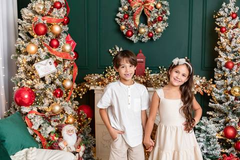 União familiar e o crescimento dos filhos. Os gêmeos Lorenzo e Liz posando de forma descontraída e alegre no estúdio.'