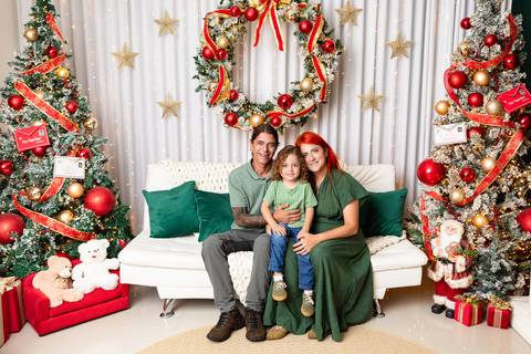 Ensaio de Natal em família em Brasília. Dani e seu marido reunidos no estúdio com o filho Jhon.'