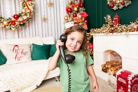 Brincadeiras lúdicas e imaginação no crescimento infantil. O pequeno Jhon interagindo com telefone antigo de forma divertida.'