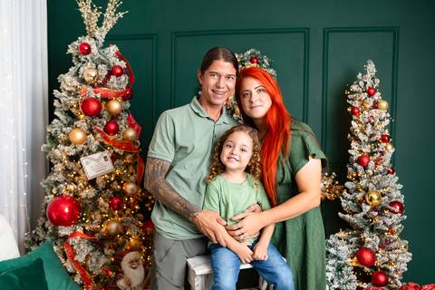 Retrato de família no Distrito Federal. Dani e seu marido em momento espontâneo e alegre com o filho durante o fim de ano.'