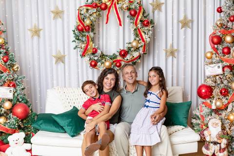 Retrato afetivo de família no estúdio em Brasília. Renato, Maristela e os filhos em momento alegre e descontraído.'