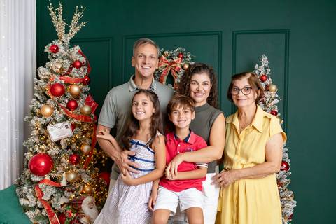 Ensaio de Natal em família em Brasília. Maristela, Renato, filhos e a vovó reunidos no estúdio.'