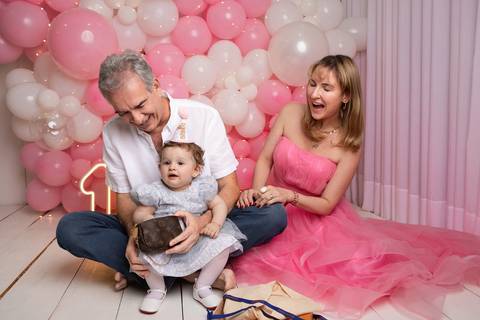 Louis Vuitton Laços de amor e alegria em família. O casal compartilhando sorrisos com a filha Maria Helena no Distrito Federal'