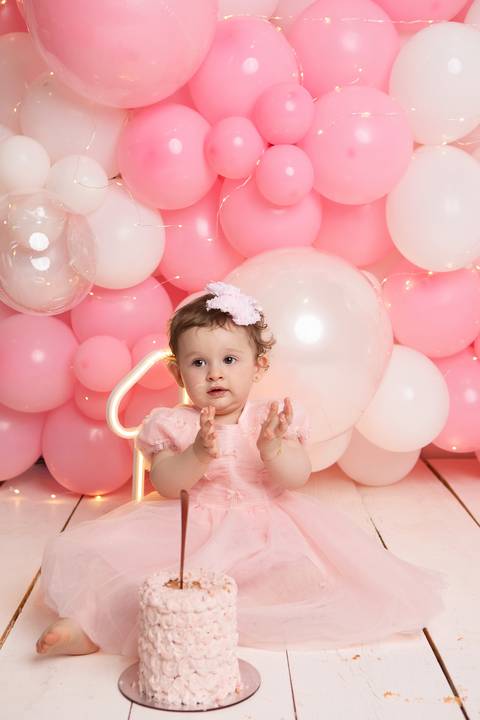 Pura felicidade e comemoração infantil. Bebê celebrando seu aniversário com muita alegria em Brasília.'