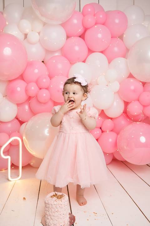 Pura felicidade e comemoração infantil. Bebê celebrando seu aniversário com muita alegria em Brasília.'