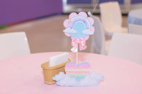Detalhes de decoração de mesa de aniversário em Brasília - DF. Enfeite delicado com nuvem e arco-íris pastel.'