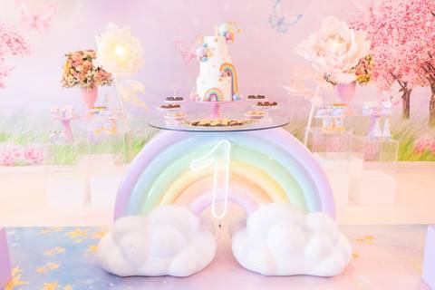 Bolo de aniversário de um ano em Brasília. Detalhe de decoração lúdica de mesa de parabéns infantil.'
