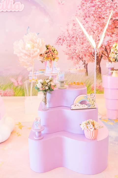Lembrancinhas de festa infantil decoradas. Prateleiras com mimos personalizados para os convidados no Distrito Federal.'