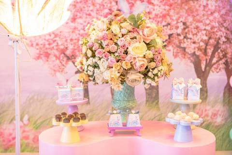 Flores naturais para decoração de festa de aniversário em Brasília. Arranjo floral delicado em tons de rosa e off-white.'