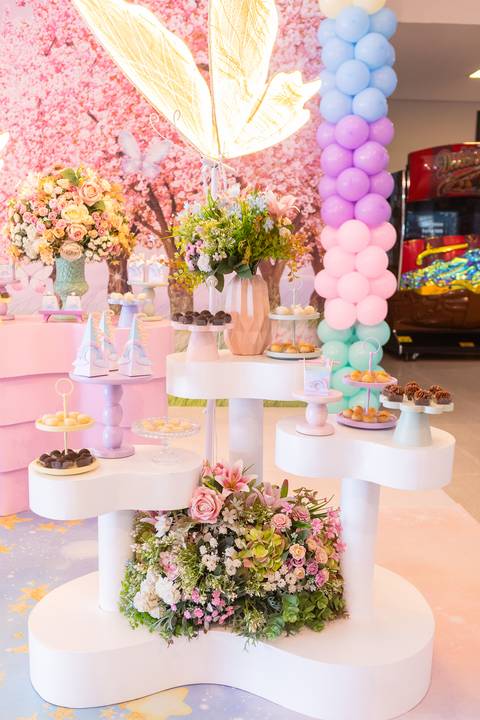 Decoração floral e elementos rústicos para festa de aniversário. Detalhes elegantes de buffet infantil no DF.'
