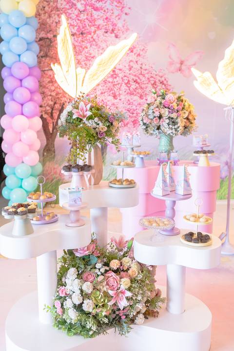 Decoração com flores naturais em festa infantil em Brasília. Detalhes de flores decorativas no buffet.'