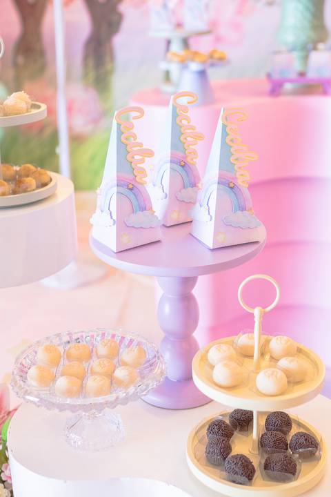 Buffet de doces decorado para festa de um ano. Mesa de guloseimas em evento infantil no Distrito Federal.'