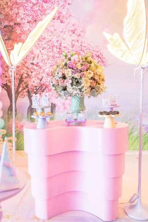Decoração de parabéns com luzes e painel temático. Mesa de aniversário de um ano decorada no DF.'