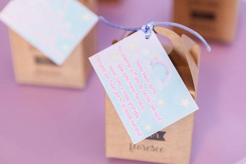 Detalhes de lembrancinha personalizada de aniversário. Tag com agradecimento aos convidados em Brasília - DF.'