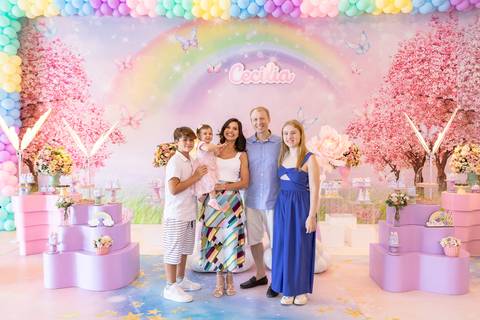 Família reunida na comemoração de aniversário de um ano da Cecília. Registro espontâneo de parabéns no DF.'