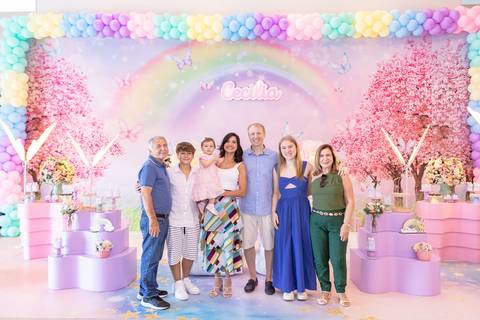 Fotografia de família e convidados em festa de um ano. Grupo de familiares celebrando o aniversário da Cecília.'