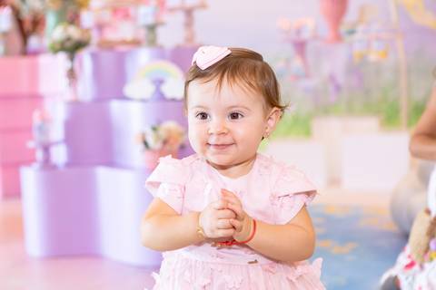 Expressões puras e espontâneas do bebê de um ano. Cecília interagindo com convidados em sua festa no DF.'