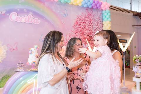 Momentos de alegria e confraternização familiar. Mariana cercada de amigas e com a filha Cecília no colo na festa.'