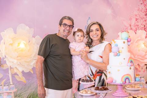 Confraternização e carinho dos convidados com a aniversariante. Registro espontâneo em festa de um ano no DF.'