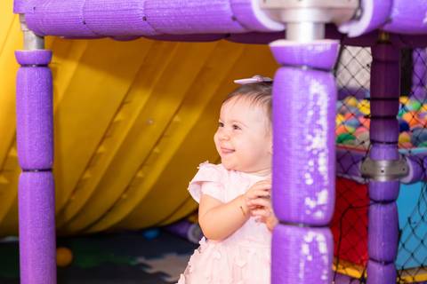 Brincadeiras infantis e recreação em festa de aniversário. Cecília se divertindo no parquinho infantil do buffet.'