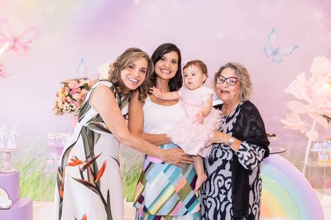 Momentos descontraídos entre convidadas na festa de aniversário. Registro de afeto e celebração no Distrito Federal.'
