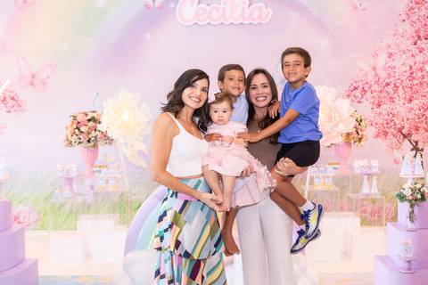 Carinho de familiares na comemoração de um ano da Cecília. Registro espontâneo em buffet de festa infantil no DF.'