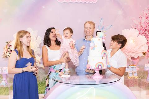 O momento do parabéns em família em Brasília - DF. Mariana e Vincenzo com a filha Cecília cercados de amor.'