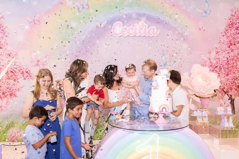 Festa de aniversário de um ano com familiares e amigos. Registro alegre do parabéns da pequena Cecília.'