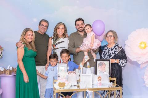 Registro de familiares na recepção da festa de aniversário. Confraternização de convidados em Brasília.'