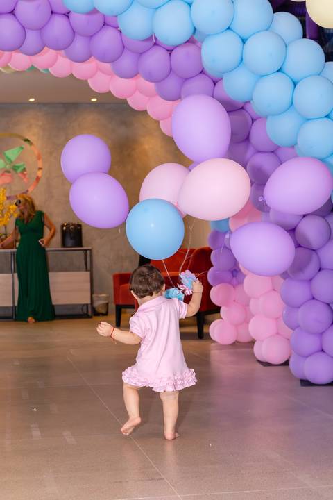 Retrato espontâneo da aniversariante de um ano. Cecília esbanjando simpatia e fofura em sua festa de aniversário.'