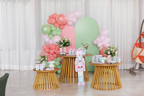 Decoração de festa infantil de 8 anos em Brasília. Mesa de aniversário com o tema Quebra-Nozes Rosa em tons pastel.'