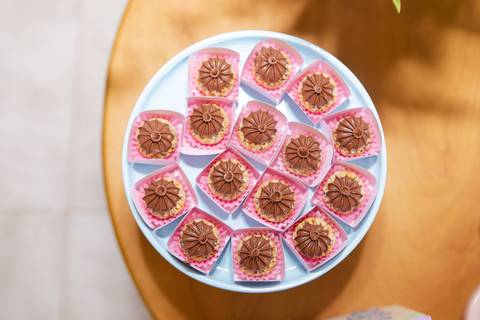 Detalhes de doces de festa infantil em Brasília - DF. Brigadeiros finos em mesa decorada no Espaço Papa-Capim.'