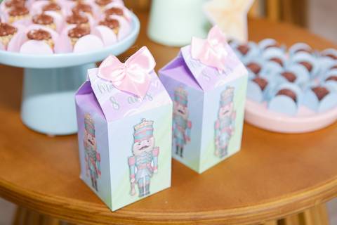 Lembrancinhas personalizadas de aniversário de 8 anos. Mimos com estampa de Quebra-Nozes para os convidados.'