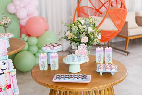 Decoração de parabéns infantil em Brasília. Flores e balões nas cores verde e rosa em ambiente acolhedor.'