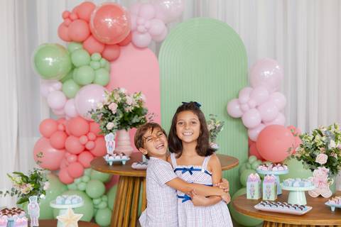 A cumplicidade e o carinho entre os irmãos Maria Teresa e Antônio Pedro em dia de festa de aniversário.'