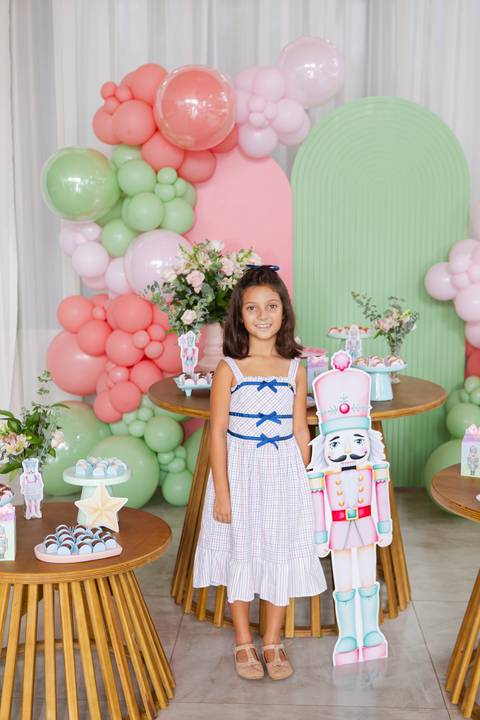 A aniversariante Maria Teresa esbanjando simpatia em sua festa de 8 anos em Brasília - DF.'