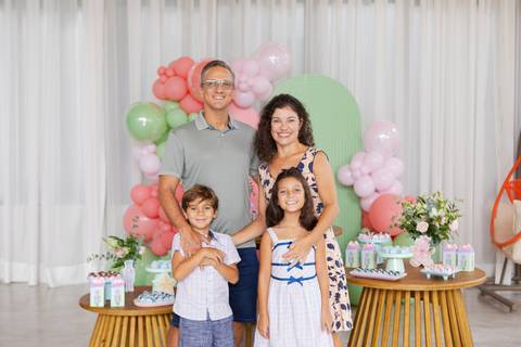 Retrato de família em aniversário infantil em Brasília. Renato e Maristela comemorando os 8 anos da filha Maria Teresa.'