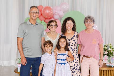Laços familiares e celebração de aniversário. Maria Teresa cercada pelo carinho dos pais, do irmão e da avó no DF.'