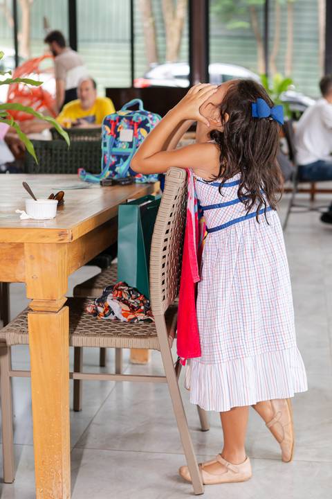 Espontaneidade e recreação infantil ao ar livre. Detalhe de tarde ensolarada e divertida no Espaço Papa-Capim.'