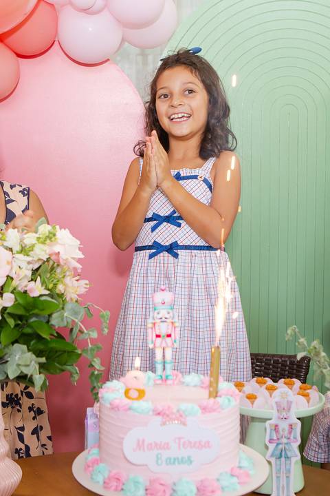 Conexão materna e amor de família no aniversário. Mariistela compartilhando sorrisos com a aniversariante Maria Teresa.'