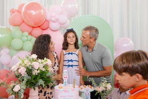 O momento do parabéns em família em Brasília - DF. Maristela, Renato o e a filha Maria Teresa celebrando os 8 anos.'