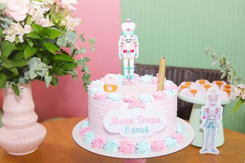 Bolo artístico para aniversário infantil no Distrito Federal. Detalhe de bolo temático com decoração artesanal.'