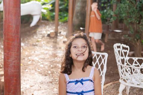 A doçura e a alegria genuína de completar 8 anos. Retrato individual espontâneo da aniversariante no Distrito Federal.'