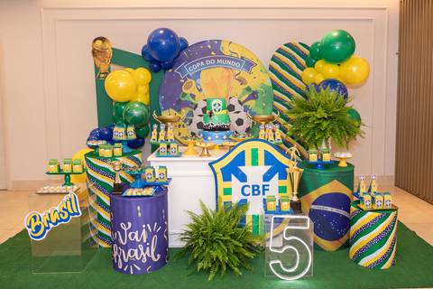 Decoração de festa infantil de 5 anos em Brasília. Mesa de aniversário com tema Copa do Mundo e Seleção Brasileira.'