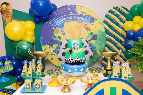 Painel temático decorado para aniversário infantil. Detalhe de decoração festiva com elementos de futebol no DF.'