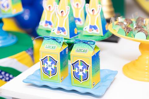 Lembrancinhas personalizadas de aniversário infantil em Brasília - DF. Mimos temáticos de futebol para os convidados.'