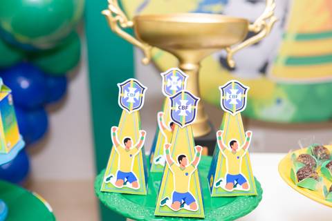 Detalhes de decoração de festa infantil temática em Brasília. Réplicas de taças e troféus de futebol.'