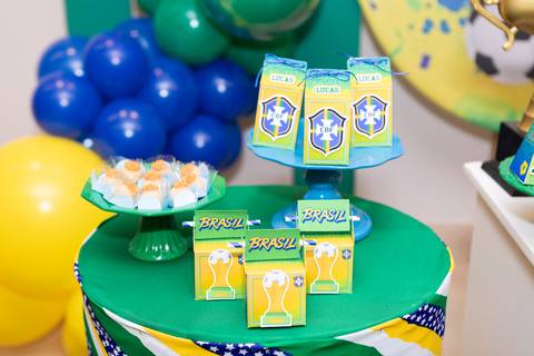 Papelaria personalizada para aniversário no Distrito Federal. Mimos com estampa da Seleção Brasileira.'