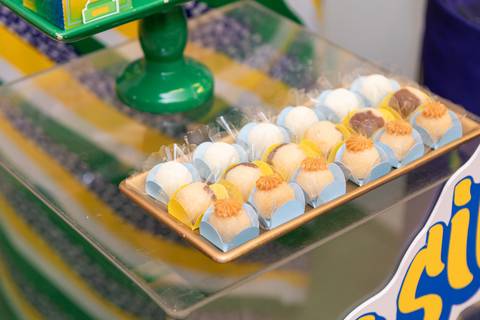 Doces finos para festa de aniversário em Brasília. Buffet de guloseimas em mesa decorada com tema verde e amarelo.'